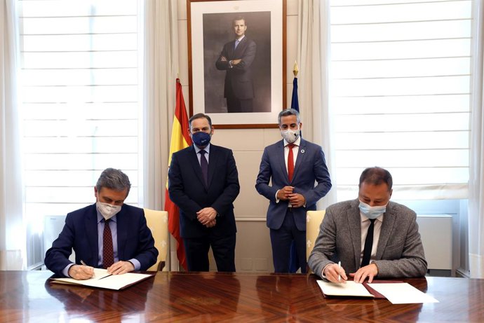 Firma del convenio entre la Fundación Enaire y el Gobierno de Cantabria