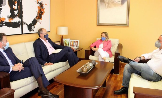 La alcaldesa de Fuengirola, Ana Mula, y el presidente de Aehcos, José Luque, en un encuentro
