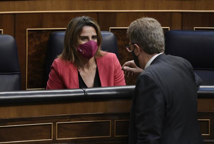 La vicepresidenta y ministra para la Transición Ecológica y el Reto Demográfico, Teresa Ribera, conversa con el portavoz del PDeCAT en el Congreso, Ferran Bel, en una sesión plenaria en el Congreso de los Diputados, a 13 de mayo de 2021, en Madrid, (Esp