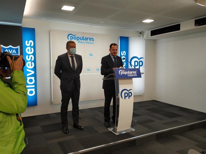 Enrique López y el presidente del PP vasco, Carllos Iturgaiz