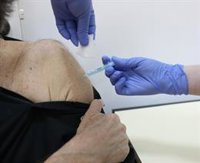 El SES investiga el origen del error por el que se vacunó a 94 personas menores de 60 años con AstraZeneca en Cáceres