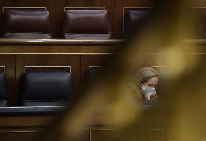 La vicepresidenta de Asuntos Económicos, Nadia Calviño, en una sesión plenaria en el Congreso