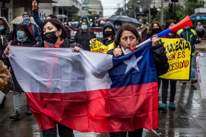 30 April 2021, Chile, Osorno: Hospitality workers, tourimus and retailers take part in a protest against the anti-corona measures. Photo: Fernando Lavoz/Agencia Uno/dpa