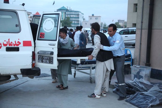 Traslado de un herido por un atentado en Kabul, Afganistán.