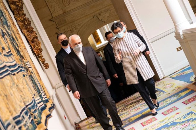 La ministra de Exteriores, Unión Europea y Cooperación, Arancha González Laya, junto a su homólogo iraní, Mohammad Javad Zarif.