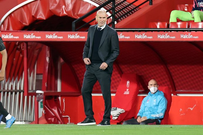 13 May 2021, Spain, Granada: Real Madrid coach Zinedine Zidane  stands on the touchline during the Spanish Primera Division soccer match between Granada FC and Real Madrid CF at the Nuevo Los Carmenes stadium. Photo: Jose Luis Contreras/DAX via ZUMA Wir
