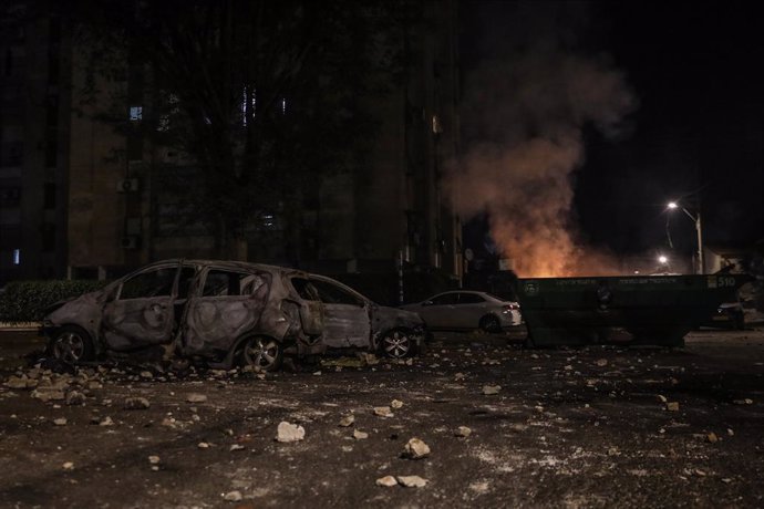 13 May 2021, Israel, Lod: Burnt cars are seen during clashes between Jews, Arabs and police amid violent unrest in the mixed Israeli-Arab city of Lod. Photo: Oren Ziv/dpa