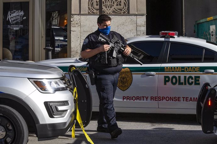 08 May 2021, US, Aventura: A police officer guards outside Aventura Mall after a shooting in the mall, multiple people were injured and the shooter fled the scene in Aventura. Photo: Al Diaz/TNS via ZUMA Wire/dpa