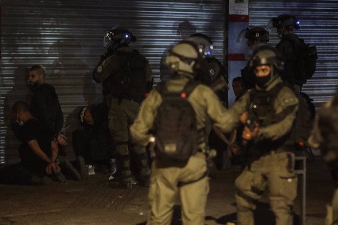 13 May 2021, Israel, Lod: Israeli security soldiers detain Arabs during clashes between Jews, Arabs and police amid violent unrest in the mixed Israeli-Arab city of Lod. Photo: Oren Ziv/dpa