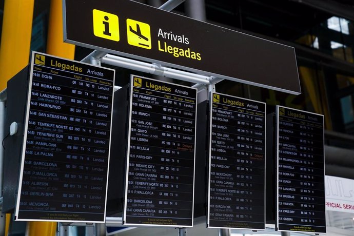 Panel de llegadas en la T4 del aeropuerto Adolfo Suárez, Madrid-Barajas durante el primer día laboral tras el estado de alarma, a 10 de mayo de 2021, en Madrid (España). Tras el fin del segundo estado de alarma, que tuvo lugar ayer domingo 9 de mayo, la