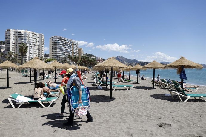 Malagueños y visitantes disfrutan de las playas  de la capital durante el primer fin de semana de apertura de la movilidad entre provincias y coincidiendo con la primera semana del mes de mayo, en la imagen la playa de la Malagueta, a 02 de mayo del 202