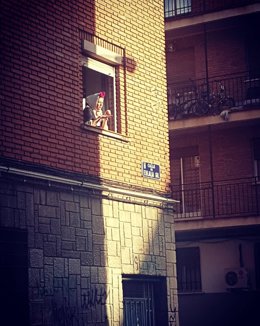 Una vecina de Carabanchel, vestida de chulapa, habla con una vecina en el San Isidro semiconfinado del año pasado