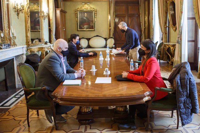 Reunión entre el consejero Aierdi y la alcaldesa de Lodosa.