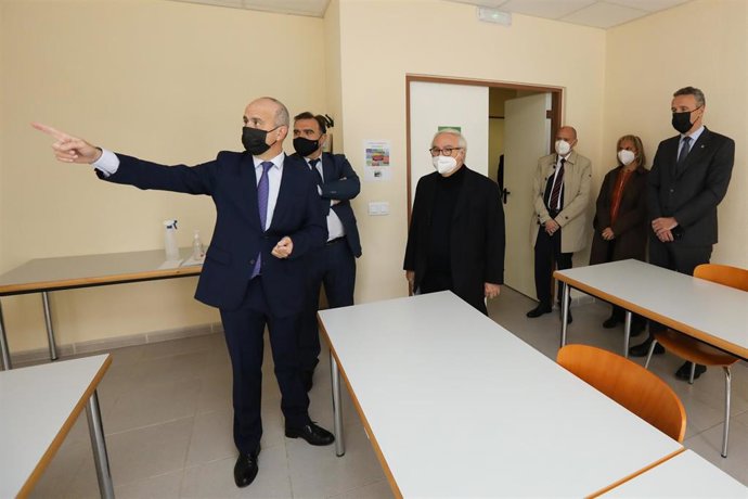 El rector de la UNED, RicardoMairal, junto al ministro de Universidades, Manuel Castell, hoy en Teruel