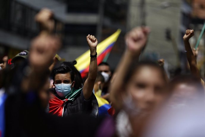 06 May 2021, Colombia, Bogota: Demonstrators take part in a protest against Colombian President Duque's government and the police violence in dealing with the anti-government protests. Photo: Sergio Acero/colprensa/dpa
