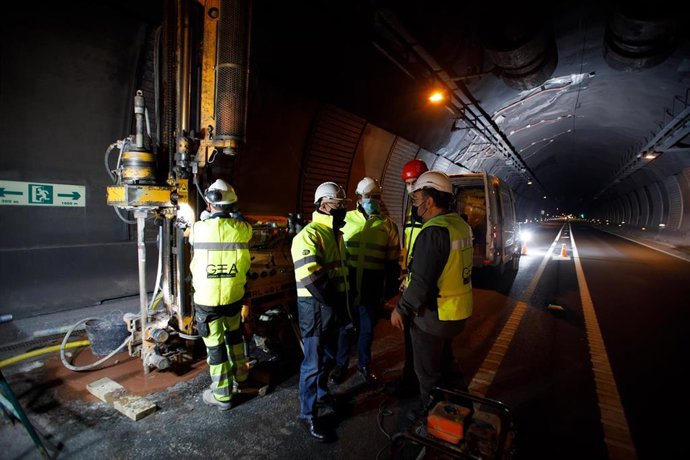 El consejero Ciriza y el director general de Obras Públicas e Infraestructuras, Pedro López, en un momento de la visita a los trabajos.