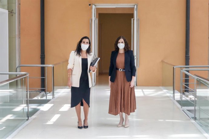 Archivo - La presidenta de la Comunidad de Madrid en funciones, Isabel Díaz Ayuso, y la portavoz de Vox en la Asamblea, Rocío Monasterio