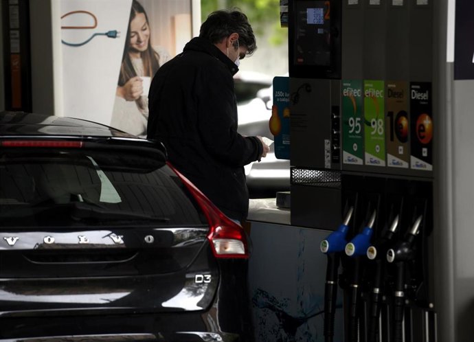 Archivo - Un hombre echa gasolina a su coche en una gasolinera el día en el que se ha publicado que el Índice de Precios de Consumo (IPC) recortó en abril siete décimas su tasa interanual, hasta el -0,7%. El organismo estadístico ha atribuido la disminu