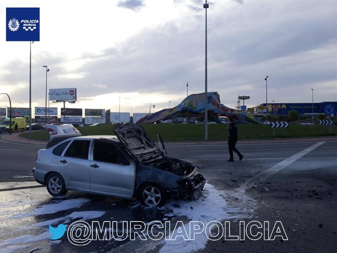 Imagen del vehículo incendiado