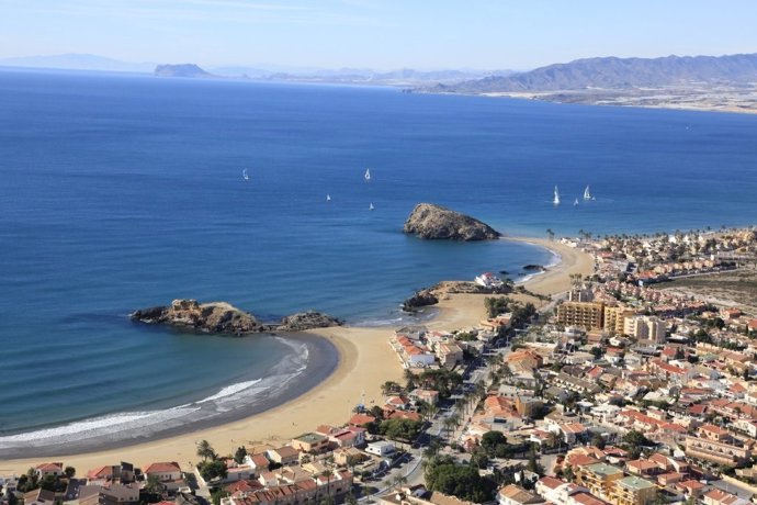 Archivo - Panorámica de Mazarrón, playa
