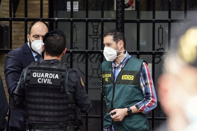Un grup d'agents de la Unitat Central Operativa de la Gurdia Civil (UCO), durant un registre en el domicili del subdelegat del Govern a Valncia, Rafael Rubio