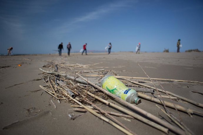 Archivo - Uno de los residuos encontrados en la playa del Serrallo, Sant Jaume d'Enveja (Tarragona)