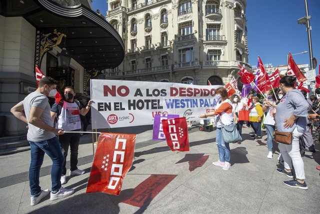 Empleados del Westin Palace acuden a una concentración con una pancarta donde se puede leer "No a los despidos en el Hotel Westin Palace" como signo de protesta, a 7 de mayo de 2021, en el Westin Palace, Madrid, (España).