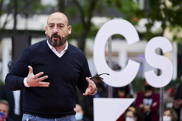 El eurodiputado Jordi Cañas durante un acto electoral en la Plaza de Chamberí, a 1 de mayo de 2021, en Madrid (España). Cs continúa su agenda electoral en el penúltimo día de campaña, con la vista puesta en el martes 4 de mayo.