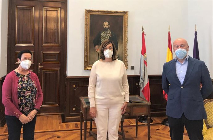 Armisén (C) junto a la alcaldesa de Capillas y el diputado Luis Calderón.