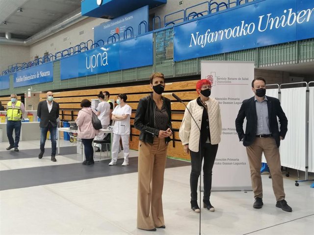 Chivite, Induráin y Gonzalo en las instalaciones de vacunación en la UPNA