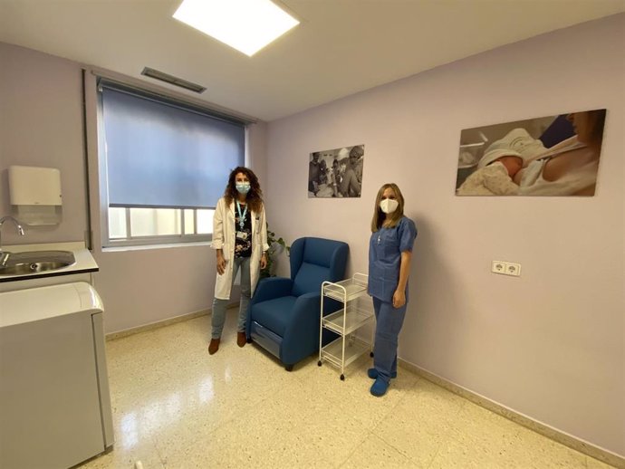 El Hospital Regional de Málaga inaugura una sala de lactancia para que las profesionales que dan el pecho no rompan el vínculo con sus hijos