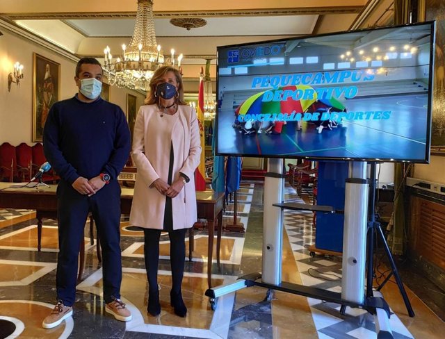 La concejala de Deportes del Ayuntamiento de Oviedo, Concepción Méndez, junto al coordinador de actividades deportivas, Víctor González, presentan la nueva edición del 'Pequecampus deportivo'.