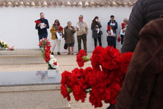 Familiares de las personas sepultadas en fosas comunes víctimas de la represión franquista en Manzanares