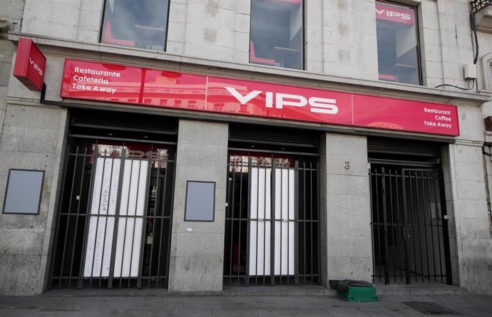 Archivo - Entrada de un restaurante de la cadena VIPS un día después de que el Gobierno presentara su plan de desescalada en la crisis del coronavirus y de que el sector de la hostelería se pronunciara en su contra, en Madrid (España), a 29 de abril de 