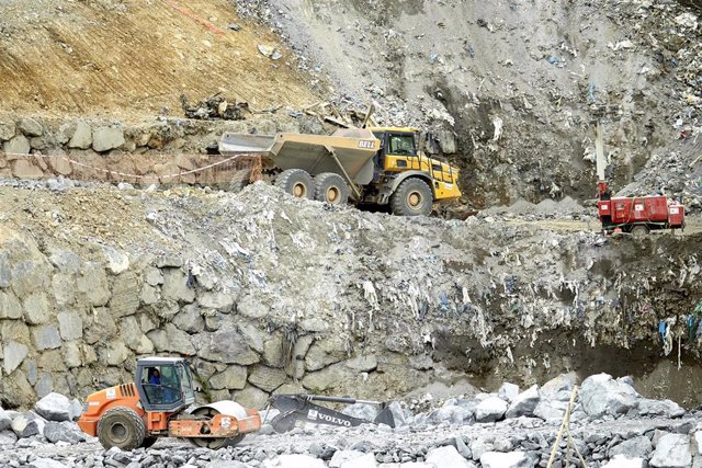 Archivo - Vista general de la zona donde trabajan en las labores de búsqueda de los dos trabajadores sepultados bajo los escombros del vertedero de Zaldibar (Vizcaya), que se derrumbó el pasado 6 de febrero 