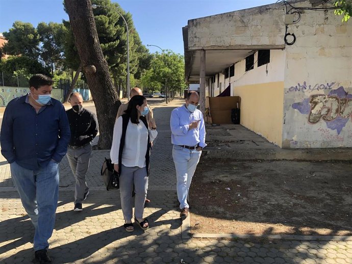 Velázquez visita las Letanías junto a representantes de la Asociación Familiar La Oliva y la Asociación La Paloma de la Tercera Edad