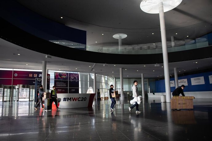 Archivo - Interior del pabellón del Mobile World Congress (MWC) durante el desmantelamiento de los stands tras la cancelación de la feria por la crisis del coronavirus y las anulaciones de empresas, en Barcelona/Catalunya (España) a 13 de febrero de 202