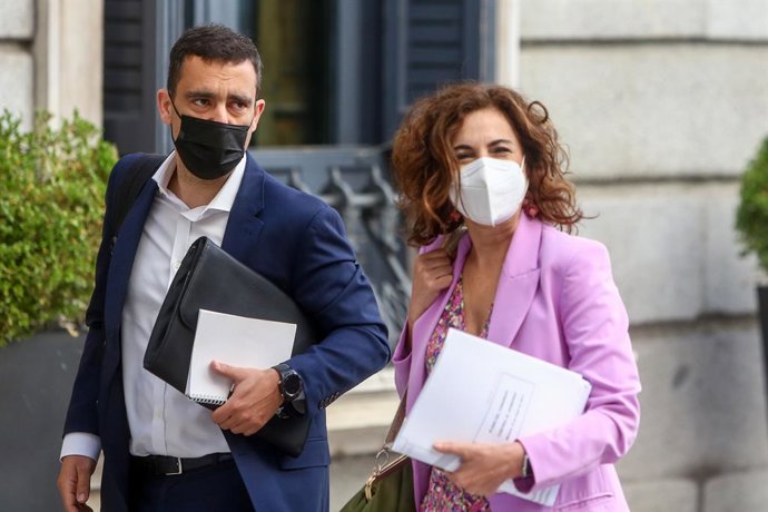 La ministra Portavoz y de Hacienda, María Jesús Montero, a su llegada a una sesión de control en el Congreso de los Diputados, a 12 de mayo de 2021, en Madrid, (España). Durante el pleno el Ejecutivo se enfrentará a las preguntas de la oposición, entre 