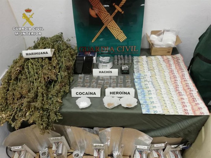 Droga, dinero y otros efectos incautados por la Guardia Civil.