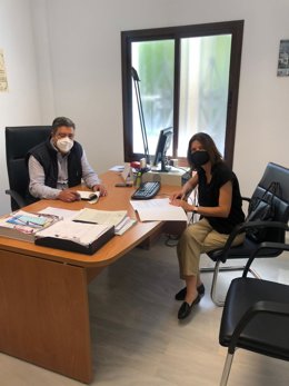 La diputada provincial Salomé Hidalgo en un encuentro con el alcalde de Pujerra, Francisco Macías