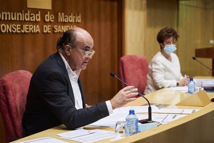 El viceconsejero de Salud Pública y Plan Covid-19 en funciones de la Comunidad de Madrid, Antonio Zapatero, y la directora general de Salud Pública, Elena Andradas 