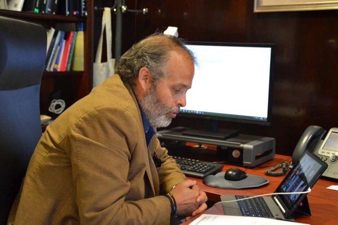 El consejero de Economía de la Junta de Extremadura, Rafael España, en videoconferencia con los agentes sociales y económicos de la reigón para abordar el Plan Xporta