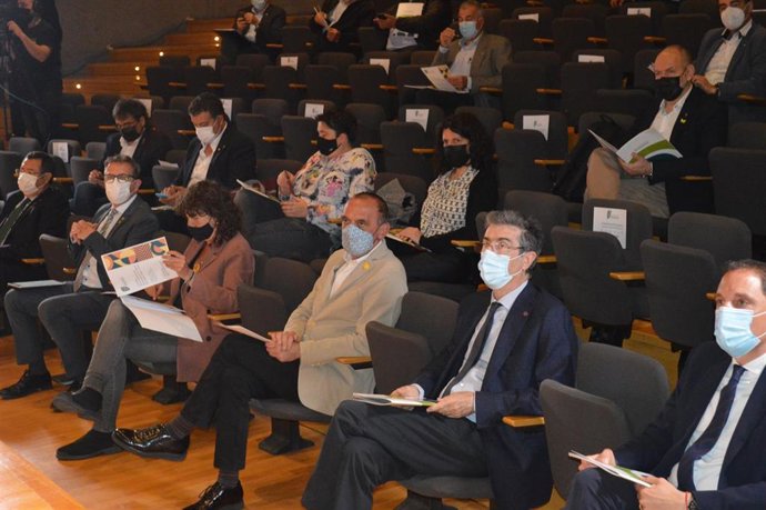 El auditorio Enric Granados de Lleida ha acogido este viernes la I Jornada de Transformació Econmica de les Terres de Lleida, Pirineu i Aran.