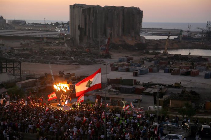 Archivo - 17 October 2020, Lebanon, Beirut: Anti-government activists gather near an anthropomorphic torch lit at site of the 4th of August massive Beirut port blast during a march to mark the 1st anniversary of the protests that was sparked by Lebanese
