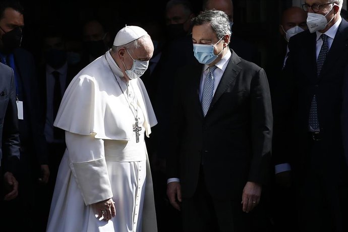 El Papa junto al primer ministro italiano, Mario Draghi, tras participar en una conferencia sobre demografía