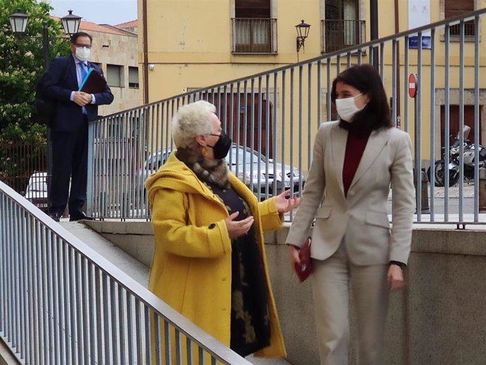 Llop (I) junto a la subdelegada del Gobierno en Salamanca, Encarnación Pérez.