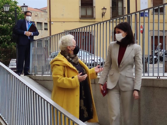Llop (I) junto a la subdelegada del Gobierno en Salamanca, Encarnación Pérez.