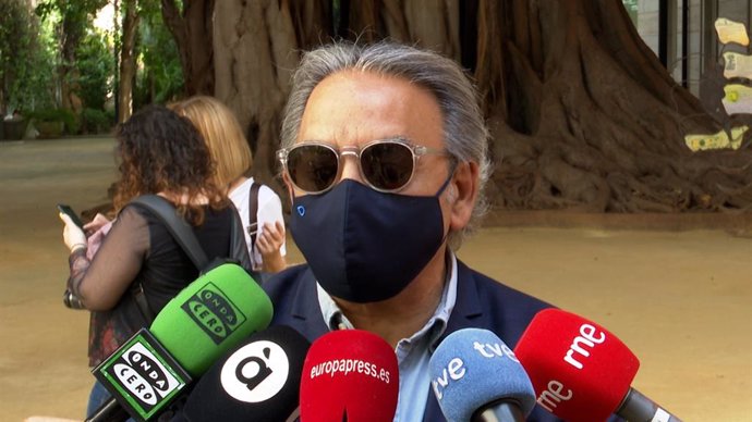 El síndic del PSPV, Manolo Mata, atén als periodistes en Les Corts