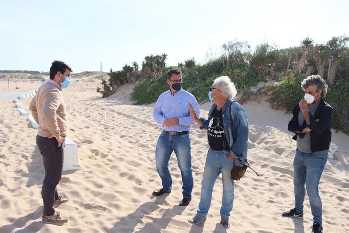 El alcalde de Barbate en el acceso a la carretera del Faro de Trafalgar