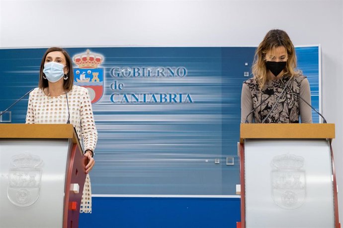 La consejera de Presidencia, Interior, Justicia y Acción Exterior, Paula Fernández, y la directora general de Interior, Jezabel Morán, presentan en rueda de prensa la campaña de salvamento y socorrismo en las playas de Cantabria 2021